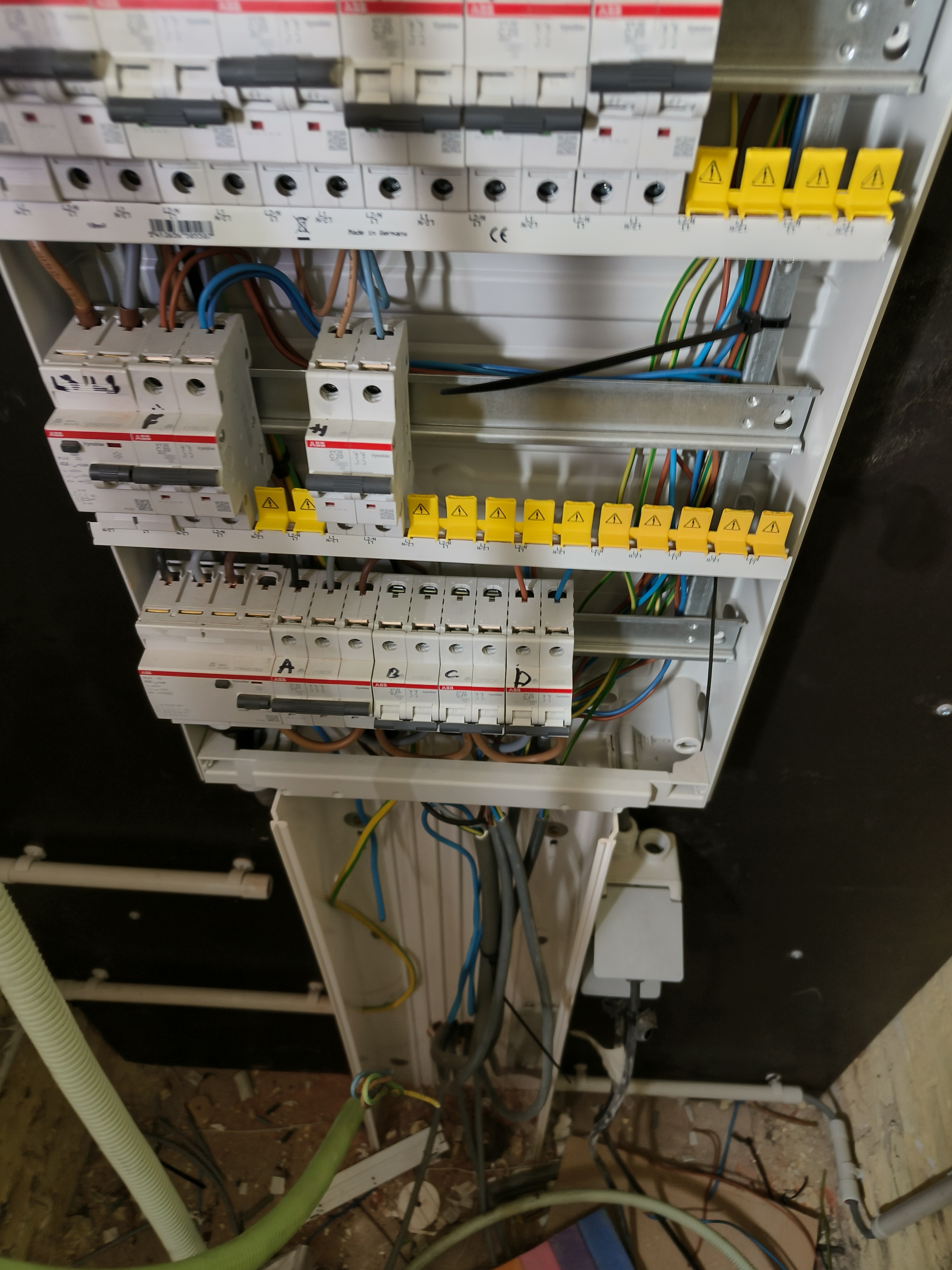 Aansluiten van getrokken kabels in zekeringskast door elektricien